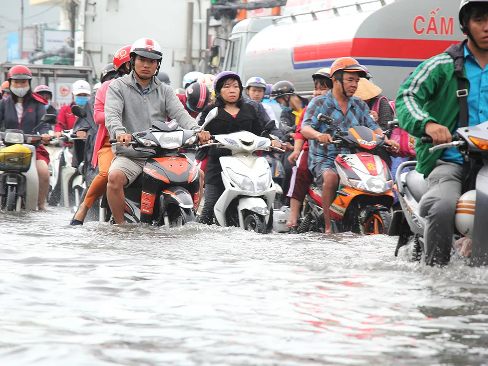 Mưa lớn,kẹt xe người dân bì bõm vượt ngập đi làm ảnh 2 Mưa lớn,kẹt xe người dân bì bõm vượt ngập đi làm ảnh 2